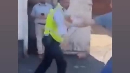 Muzułmanie biją policję która chce wejść do strefy no go w Anglii by zbadać przestepstwo