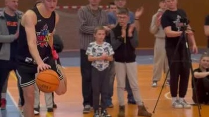 Biały a wsadza jak Jondran #shorts #jordan #verticaljump