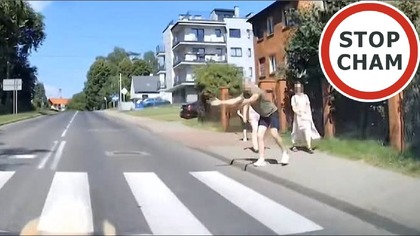 Ojciec uczy przechodzić dzieci przez przejście - próba wtargnięcia #1910 Wasze Filmy