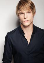 Aktor Dakota Daulby