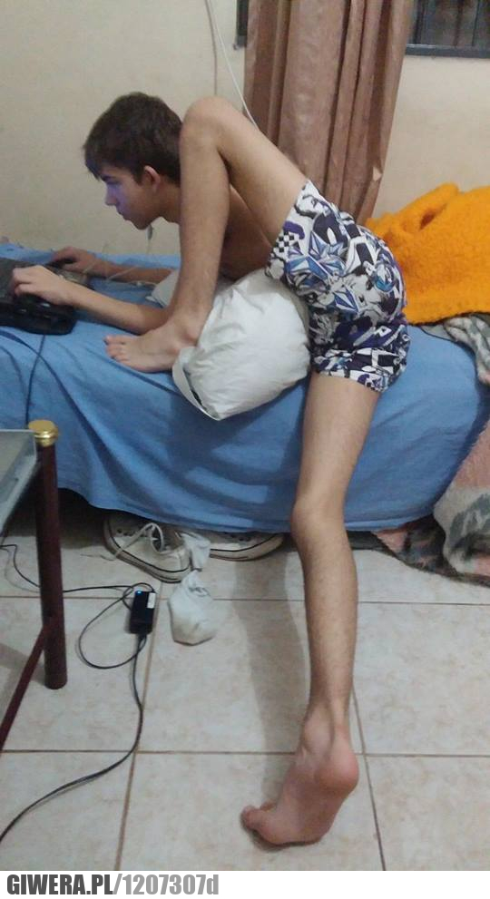 granie,brat,dziwna pozycja,