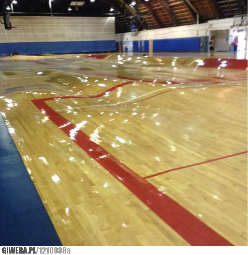 Boisko,koszykówka,pęknięta rura