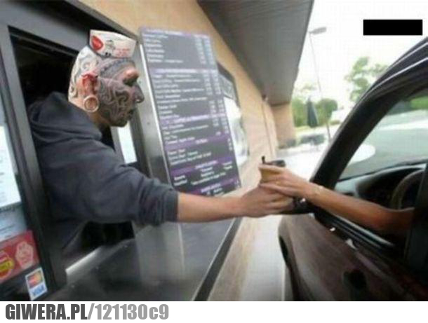 Praca,tatuaż,tatuaż na twarzy,