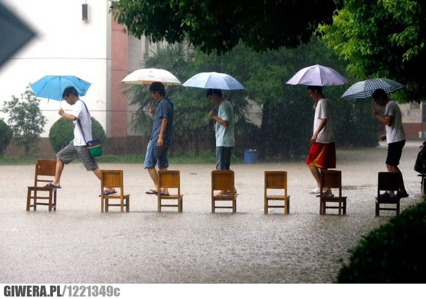 Szkoła,woda,powódź,krzesła,parasol