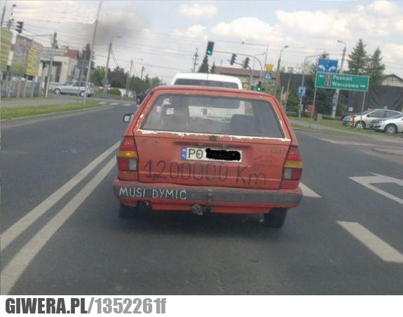 Musi dymić,stare auto