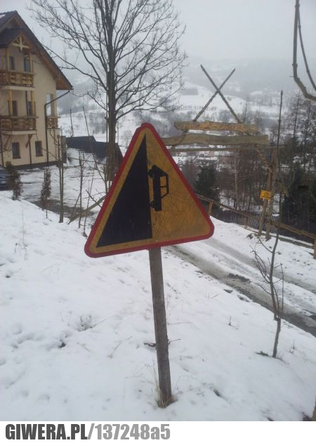 Znak,stromy podjazd,przepaść,znak drogowy