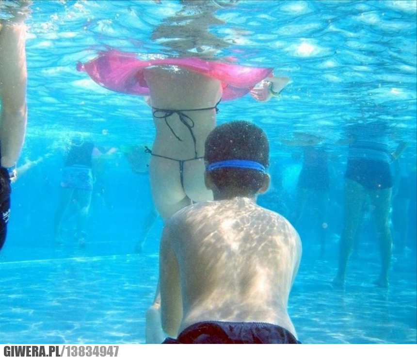 Nurkowanie,basem,laska,tyłek,stringi,bikini