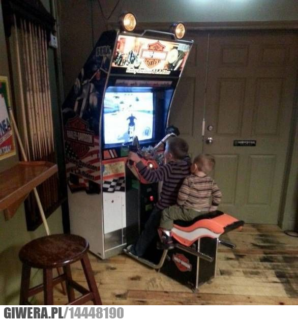 Młodszy brat,granie,automat,motocykl