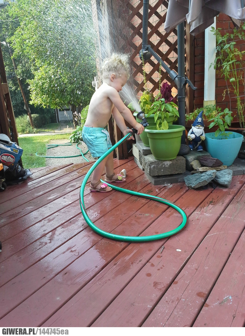 Dzieciak,woda,nauka,wąż ogrodowy