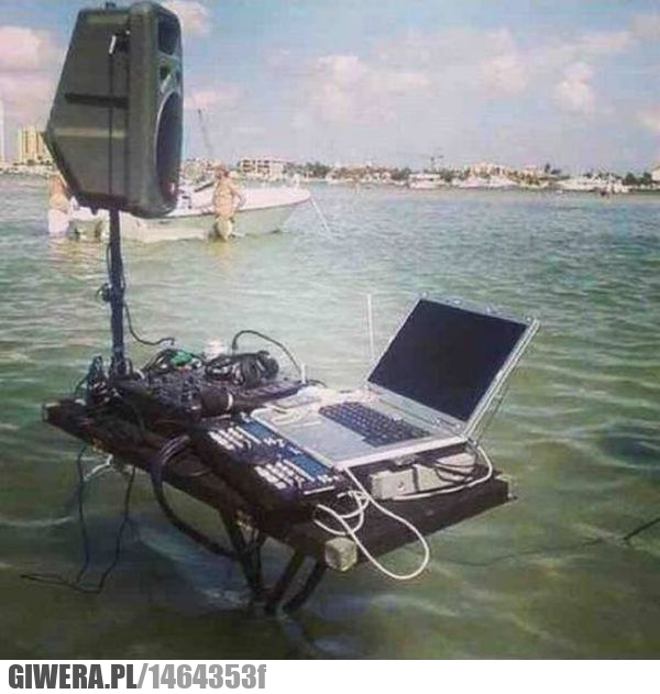Dj,morze,laptop,głośniki,sprzęt
