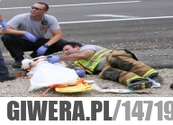 Strażak puszcza bajkę małemu chłopcu po wypadku samochodowym