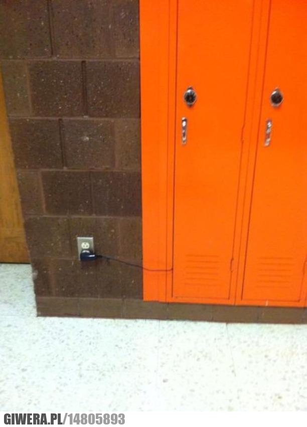 Cwaniak,ładowarka,szafka,szkoła