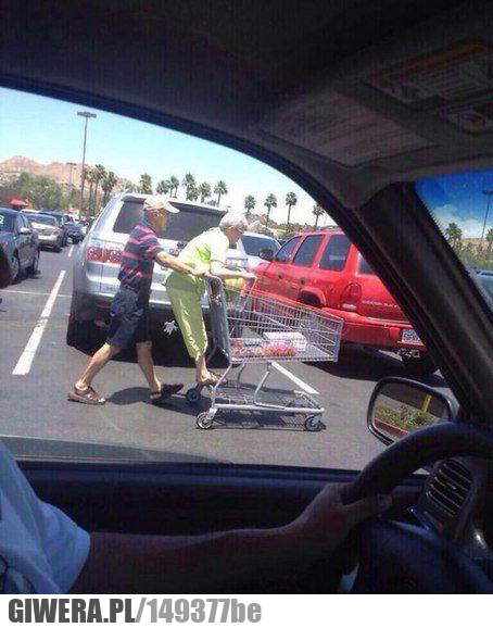 dziecko,babcia,wózek sklepowy,dziadek