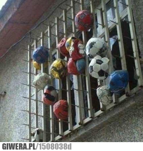 Boisko szkolne,krata,kolce,piłka