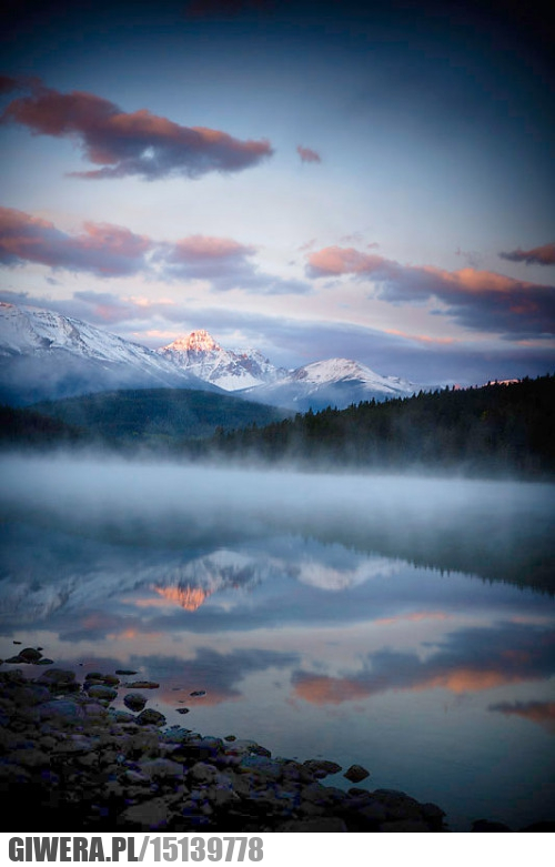 Niesamowity widok,świt,góry,jezioro,mgła