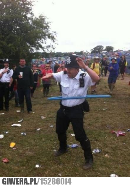 Wyluzowany policjant,hula hop