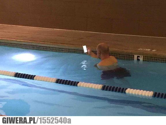 uzależnienie,facebook,basen