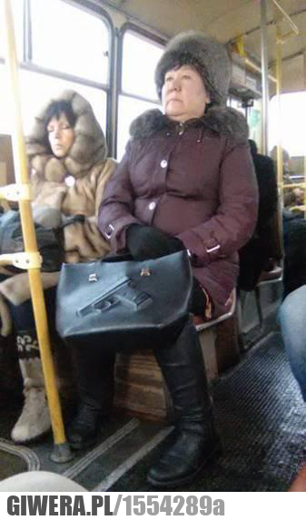 Autobus,babcia,torebka,pistolet