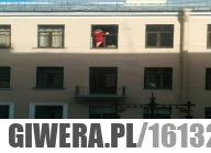 Mycie okien na trzecim piętrze poziom: kobieta