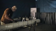 Palestyńczycy pokazali jak produkują rakiety z rur wodociągowych