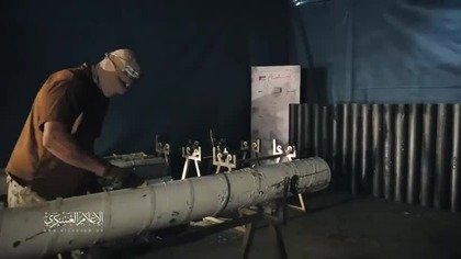 Palestyńczycy pokazali jak produkują rakiety z rur wodociągowych