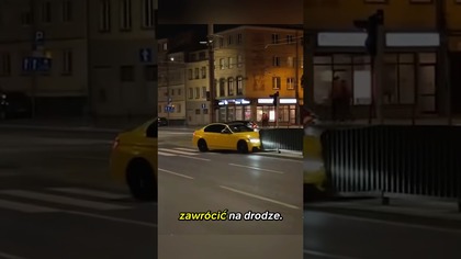 BMW próbowało zawrócić i wjechało w barierki  #Wrocław #BMW #kolizja #brawura
