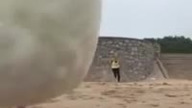 Przedziwny złodziej na plaży