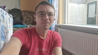 Montowanie folii izolacyjnej za grzejnikiem w Holandii.