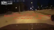 Pościg Rosja!Policjant ciągnięty przez uciekający samoch&oacute;d 