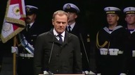 Tusk przemawia a za jego plecami?