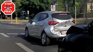 Kierowca pomylił kolory świateł i spowodował kolizję.  Wymuszenie odszkodowania? STOP PIRAT