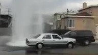 Kobieta rozwala hydrant i odjeżdża   