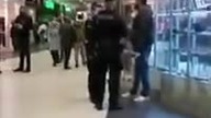 Interwencja policji w galerii w sprawie maseczki