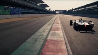 Salto w tył nad pędzącym bolidem Formuły E