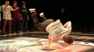 Taniec breakdance ale w tle jest muzyka chemii nowej ery