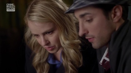 Labirynt zbrodni (Hunt for the Labyrinth Killer)
Młoda ambitna asystentka prokuratora okręgowego Shelby Anderson (Amanda Schull) prowadzi wraz z doświadczonym policjantem Mikiem Hollandem (Coby Ryan McLaughlin) śledztwo w sprawie tajemniczego seryjnego mordercy, kt&oacute;ry prowadzi swoje ofiary przez makabryczny labirynt. Sytuacja komplikuje się, gdy gł&oacute;wnym podejrzanym staje się jej ojciec - szanowany emerytowany sędzia Galen Anderson (Michael Nouri). Kobieta musi udowodnić przed sądem, że nie jest on okrutnym zab&oacute;jcą znanym jako Dedal. Solidnie zrealizowany film telewizyjny z intrygującą kryminalną zagadką stanowi sprawne połączenie thrillera i dramatu sądowego. Za jego reżyserię odpowiadała specjalizująca się w kryminałach Hanelle M. Culpepper (Within, Murder on the 13-th Floor), a w pierwszoplanowych rolach wystąpili: aktorka i była tancerka baletowa Amanda Schull (Światła sceny, J. Edgar), Gina Gershon (Brudne pieniądze, Zab&oacute;jczy Joe) oraz Michael Nouri (Flashdance, Terminal).

Źr&oacute;dło: https://www.teleman.pl/tv/Labirynt-Zabojcy-1967725