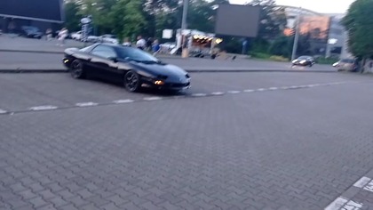 Nie wiele ich słychać ale mówili o tych co strzelają z wydechu lub inne popisówki albo organizator Bydgoskich AmCarów o tym jak jacyś ludzie których on nie ma w grupie jadą z nimi i on nawet nie wie kto to jest.

Ten film następną częścią zaraz po tym 40 minutowym filmie