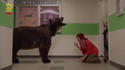 Sezon 3 Odcinek 11 - Thoughts and Bears
Niedaleko szkoły zamieszkuje rodzina z osobliwym domowym pupilem. Caroline i Toby, kt&oacute;rzy niedawno ze sobą zerwali, muszą wypracować nowy model kontakt&oacute;w w pracy.

Źr&oacute;dło: https://www.teleman.pl/tv/Grono-Nie-Pedagogiczne-3-Niedzwiedzia-Przysluga-11-2463188