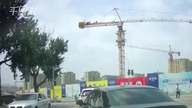 Dźwig łamie się i przewraca na ulicę