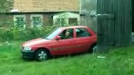 Wakacyjny kulig.  Iskry spod sanek na asfalcie.