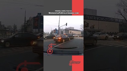 Zielone, ruszają wszyscy, logika się zatrzymała.  Sekunda nieuwagi czy niepotrzebne hamowanie?