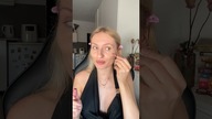 Czy róż z Rare Beauty robi plamy?