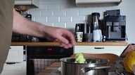 Emeryt robi zupę brokułową