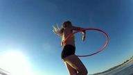 Dziewczyny z hula-hop na plaży