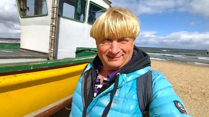 Silny wiatr na plaży w Sopocie - Gracjan Roztocki