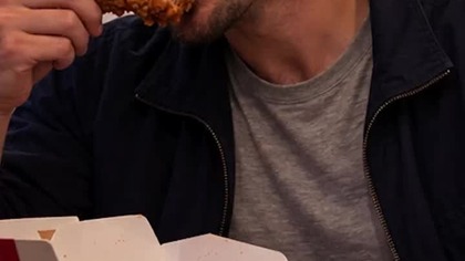 James śpi w samochodzie, by oszczędzić na mieszkanie  ale brak domu kosztuje go więcej