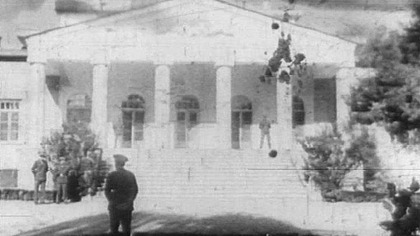 Jesienia 1943 roku amerykański samolot z radzieckim pułkownikiem na pokładzie zostaje zestrzelony przez Niemców. Pułkownik trafia w ręce nazistów i zostaje poddany przesłuchaniom na temat zbliżającej sie w Teheranie konferencji aliantów. Grupa jugosłowiańskich partyzantów ma za zadanie odbić pułkownika zanim zacznie mówić. W jednej z głównych ról Bata Zivojnović.
