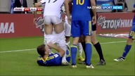 Edin Dzeko ściąga spodenki przeciwnikowi podczas meczu