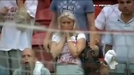 Blondynka - prawdziwy kibic!