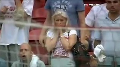 Blondynka - prawdziwy kibic!